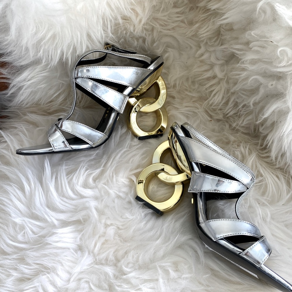 Metallic infinity heel